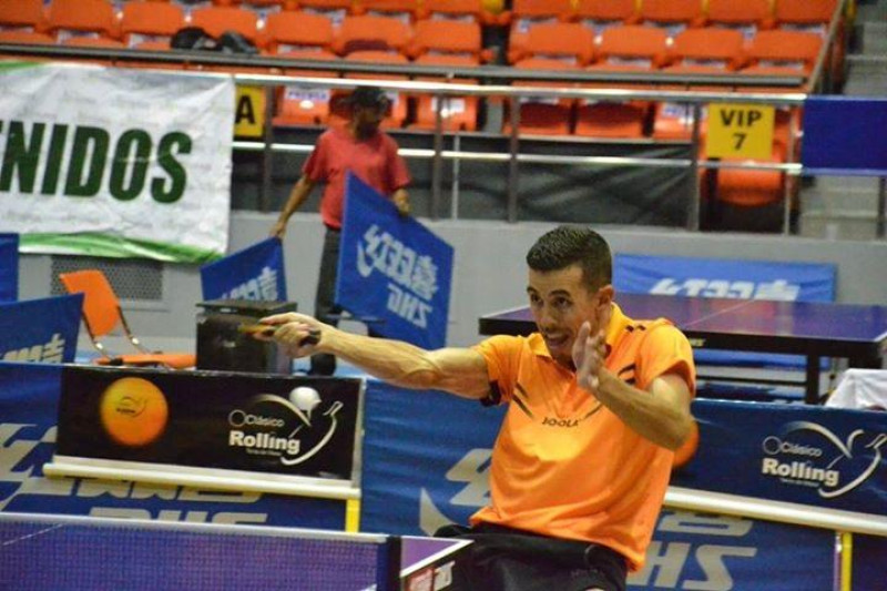 Uno de los participantes en uno de los pasados clásicos Rolling de tenis de mesa.