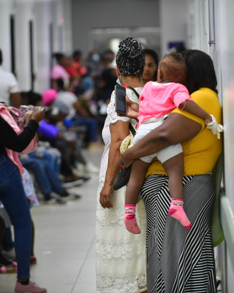 Los pasillos del hospital infantil Robert Reid Cabral estaban llenos ayer de madres con sus hijos afectados por síntomas respiratorios.