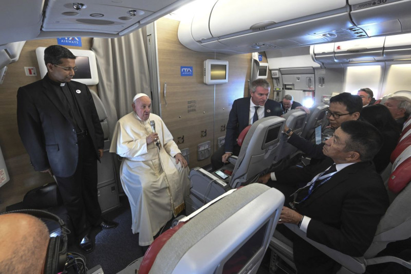 El papa Francisco habla con periodistas durante el vuelo de regreso a Roma desde Ulán Bator, Mongolia, ayer.