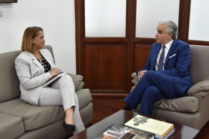 El ministro de Trabajo, Luis Miguel De Camps, durante la entrevista concedida a la periodista de la sección económica del Listín Diario, Patria Reyes.
