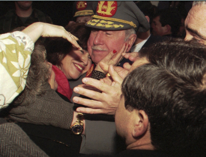 En esta imagen de archivo, el difunto dictador chileno, entonces comandante del ejército, general Augusto Pinochet, recibe el abrazo de una seguidora al encontrarse con partidarios que esperaban en su casa con motivo del 22do aniversario de su nombramiento como jefe de las fuerzas armadas chilenas, en Santiago, Chile, el 23 de agosto de 1995.
