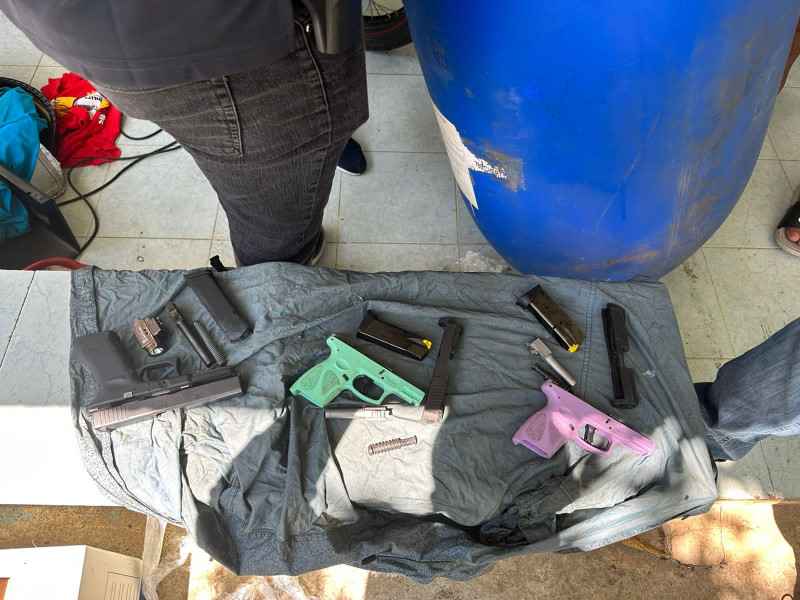 Dentro del tanque fueron encontradas armas de fuego y accesorios para pistolas
