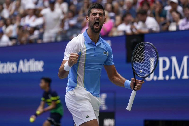 Novak Djokovic reacciona tras ganar un punto en su partido frente a Taylor Fritz en los cuartos de final del US Open.