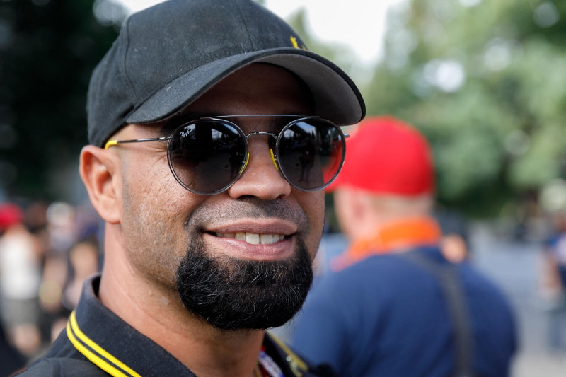 El líder del grupo de extrema derecha "Proud Boys" Enrique Tarrio marcha durante la manifestación "The End Domestic Terrorism" en Tom McCall Waterfront Park en Portland, Oregon, el 17 de agosto de 2019. Enrique Tarrio, ex líder del grupo de extrema derecha La milicia de derecha Proud Boys, fue condenada a 22 años de prisión el 5 de septiembre de 2023, la sentencia más dura impuesta hasta el momento por el ataque de 2021 al Capitolio de Estados Unidos.