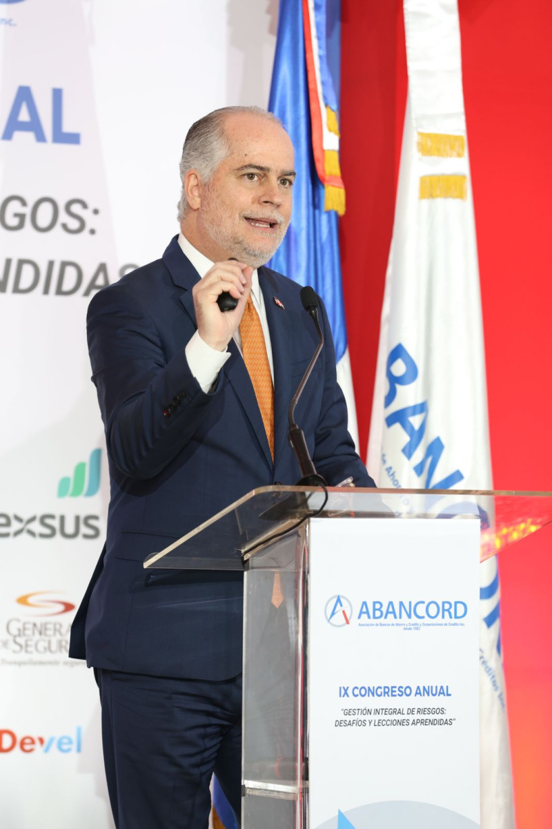 El superintendente de Bancos, Alejandro Fernández W.