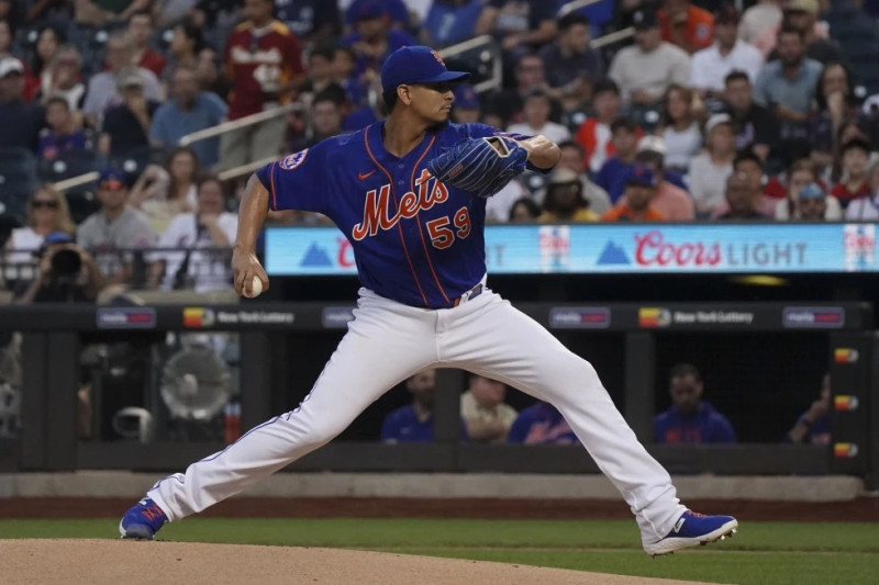 El venezolano Carlos Carrasco, de los Mets de Nueva York, hace un lanzamiento durante el juego del sábado 26 de agosto de 2023, en Nueva York.