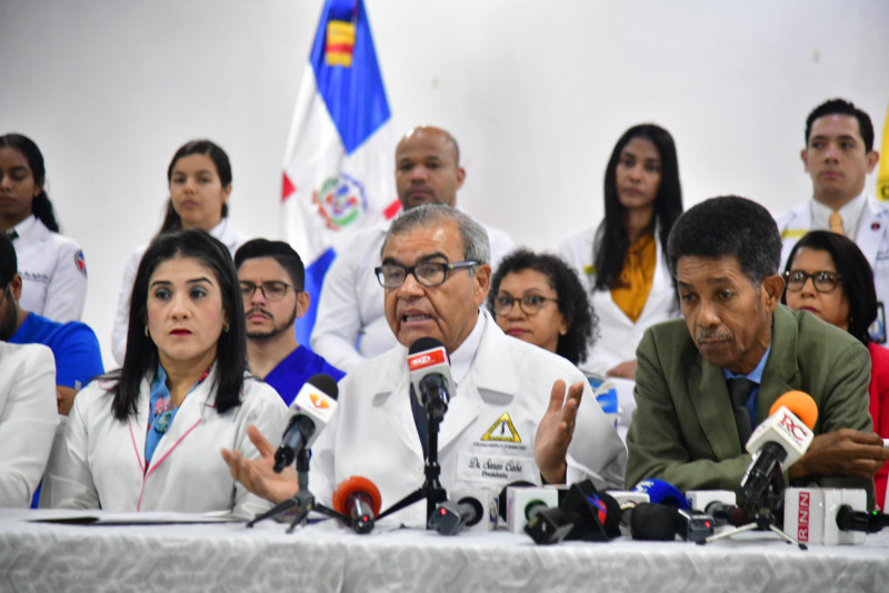 El doctor Senén Caba, junto al infectólogo Clemente Terrero y otros dirigentes del Colegio Médico Dominicano, cuando anunciaban el levantamiento del paro para sumarse a la lucha contra el dengue.