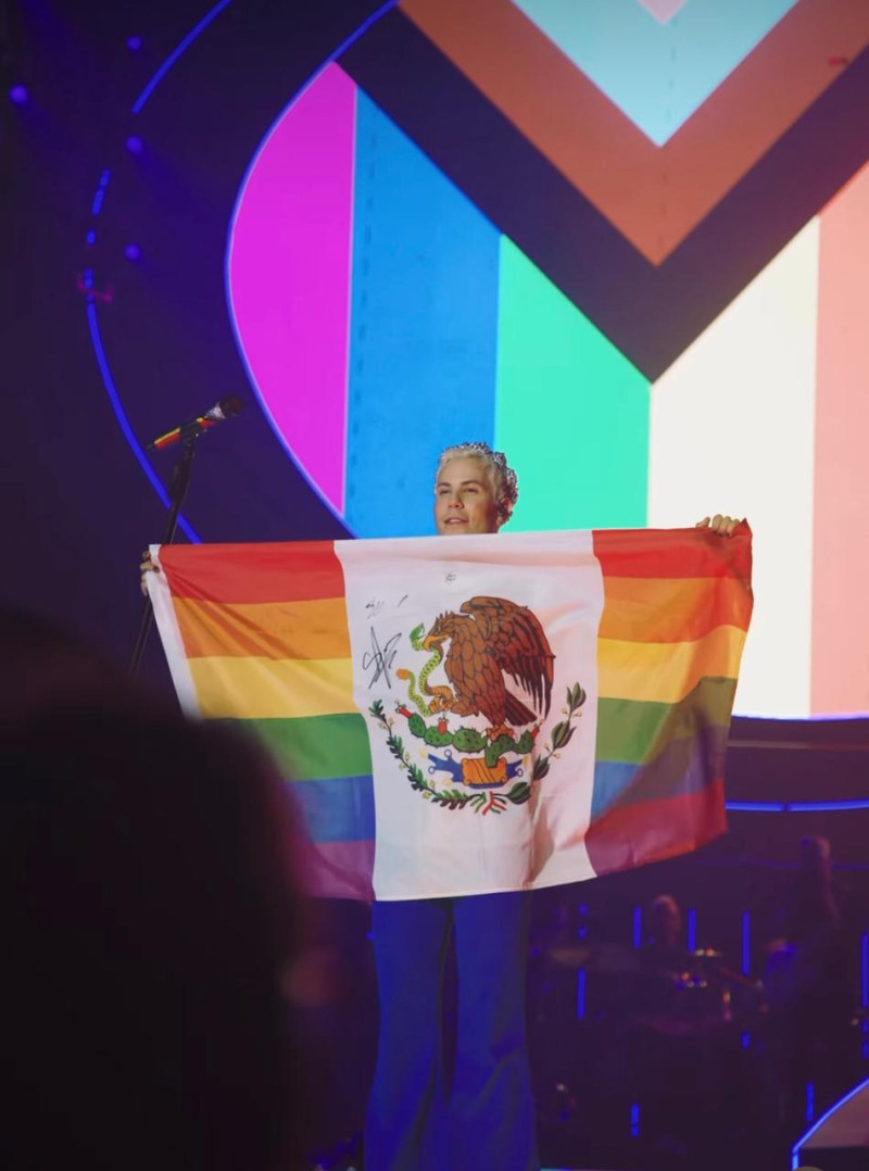 Christian Chávez presume bandera de México con los colores de la comunidad durante concierto de RBD