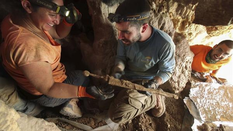 Cuatro espadas de época romana muy bien conservadas fueron halladas en una cueva remota en la zona del Mar Muerto, anunció hoy la Autoridad de Antigüedades de Israel (AAI).
