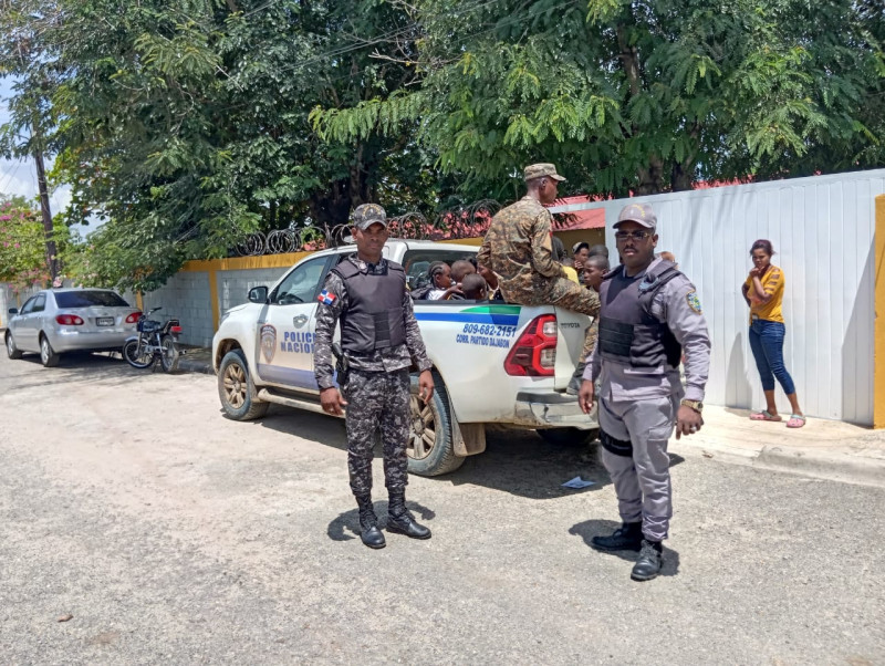 Agentes policiales trasladan a sus hogares a estudiantes haitianos en Dajabón