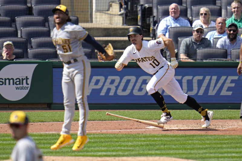 Bryan Reynolds (10) de los Piratas de Pittsburgh conecta un sencillo ante el lanzador Freddy Peralta de los Cerveceros de Milwaukee.