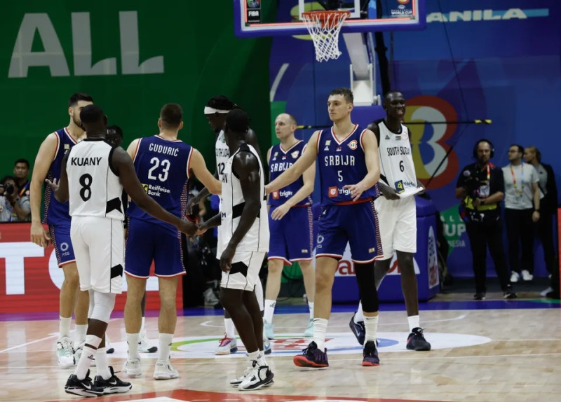 Jugadores de Sudán del Sur y Serbia se saludan luego de terminar su partido en la Copa Mundial de Baloncesto.