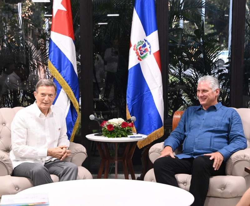El canciller dominicano, Roberto Álvarez, a la izquierda, junto al presidente cubano,  Miguel Díaz-Canel Bermúdez, durante la reunión de ambos en La Habana, el martes pasado, en La Habana, Cuba.