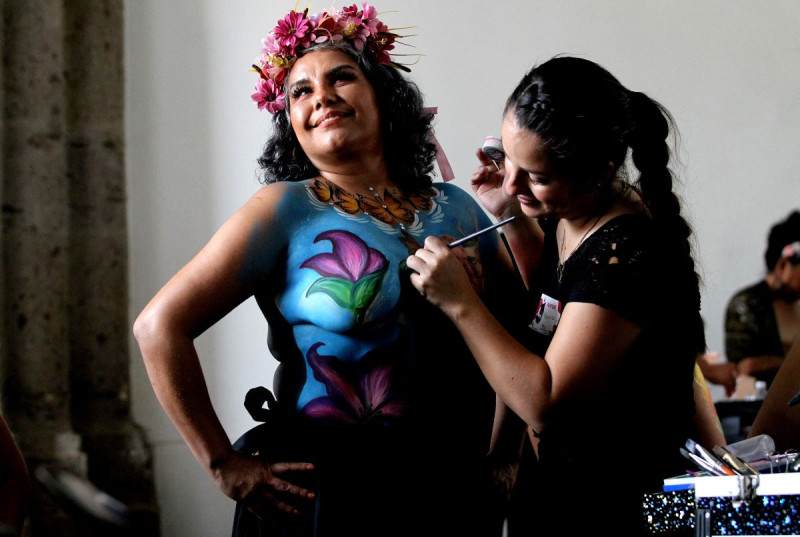 Una sobreviviente de cáncer de mama es maquillada durante la séptima edición de “Una pincelada para la vida”, en Guadalajara, México, en agosto de 2023
