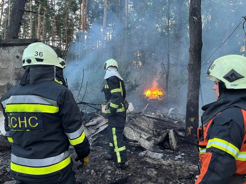 Rescatistas trabajan en la extinción de un incendio tras un ataque ruso en la región de Kiev, Ucrania, el 6 de septiembre de 2023.