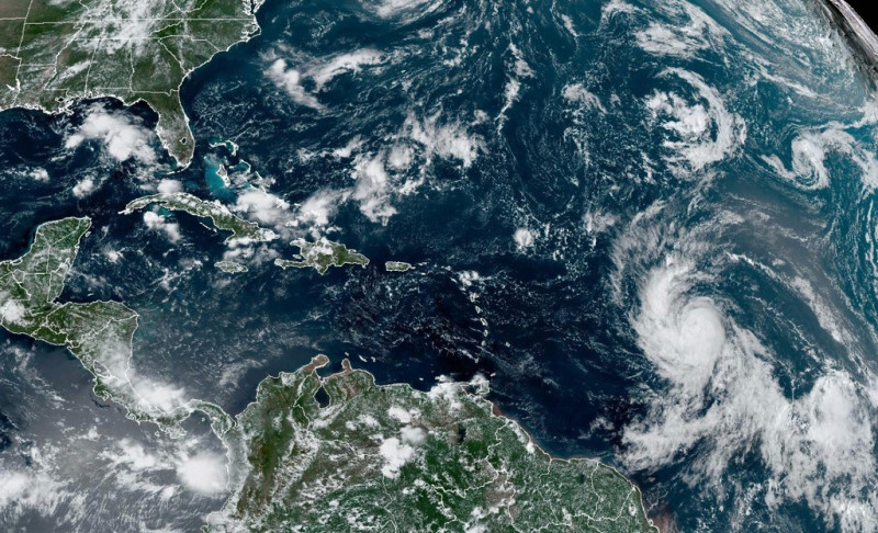 Esta imagen satelital, proporcionada por la Oficina Nacional de Administración Oceánica y Atmosférica de Estados Unidos el miércoles 6 de septiembre de 2023, muestra al huracán Lee (derecha), en el Océano Atlántico.