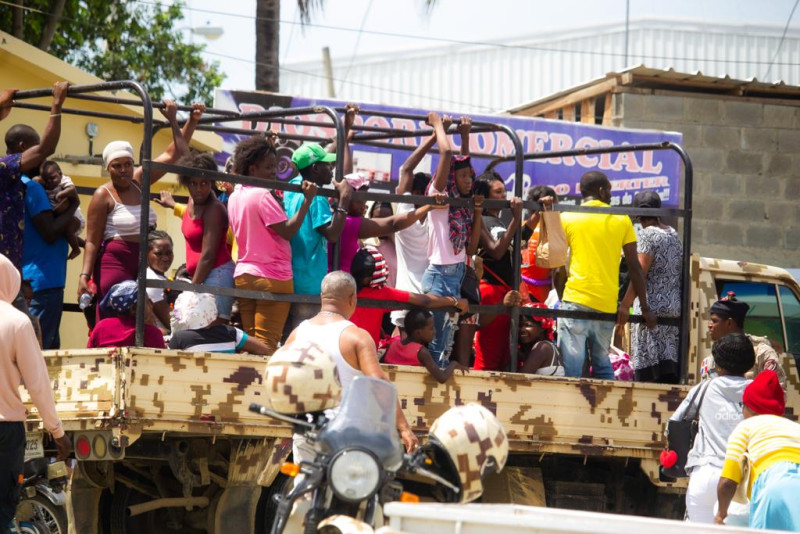 Haitianos a bordo de un camión en la zona fronteriza