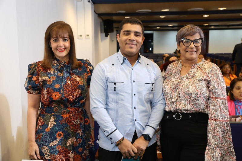 Yanira Fondeur, Fernando Camacho y Gloria Piña