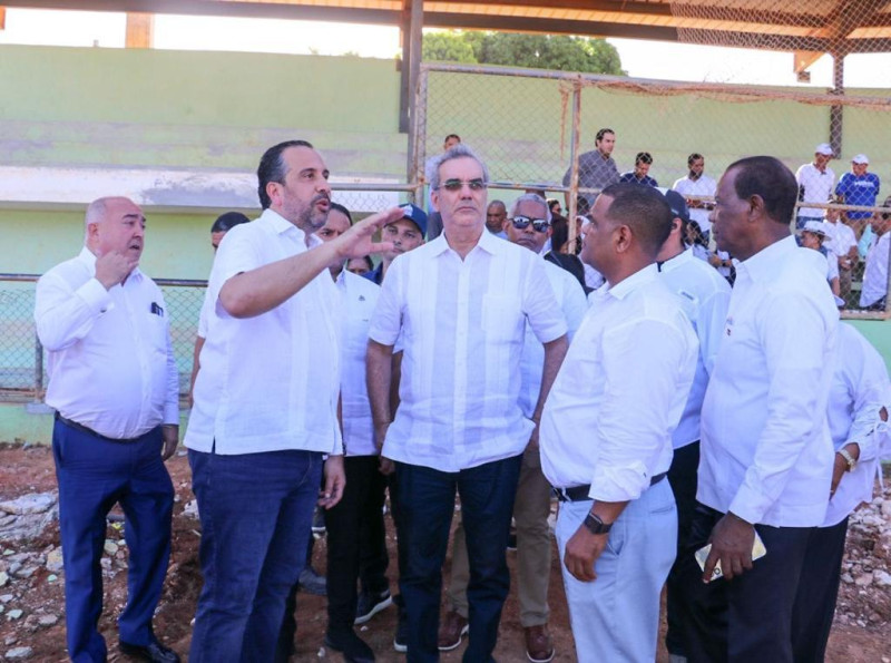 El director ejecutivo del INEFI, Alberto Rodríguez, le explica al presidente Luis Abinader el proceso de remodelación de la Villa Olímpica de Barahona.