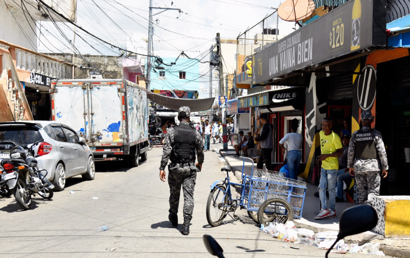 Dos agentes de la policía son vistos aquí en labores de vigilancia en "La 42", del barrio Capotillo, considerada el motor económico principal de ese sector capitalino.