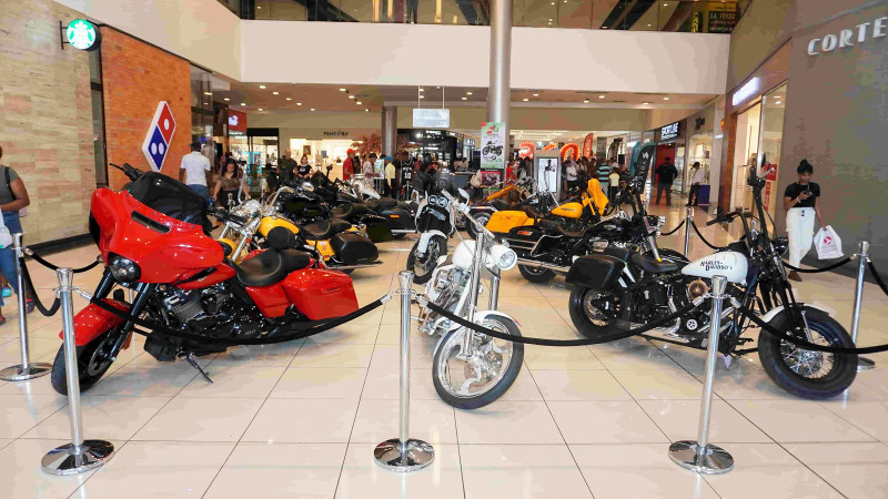 Parte de la exhibición de las motocicletas en Galeria 360.
