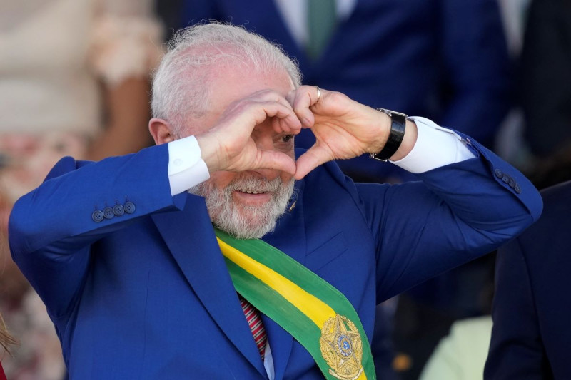 El presidente brasileño, Luiz Inácio Lula da Silva, hace la señal del corazón durante un desfile militar el Día de la Independencia en Brasilia, ayer.