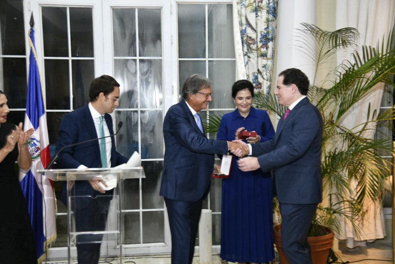El embajador de España, Antonio Pérez Hernández, impone la condecoración a Manuel Corripio y María Amalia León.