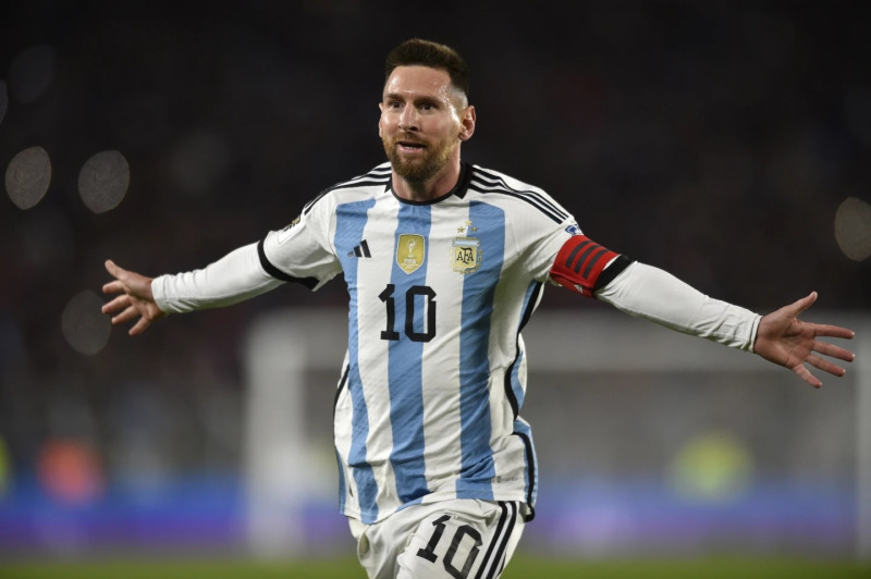 Lionel Messi festeja luego de anotar un gol de penal en el partido frente a Ecuador.
