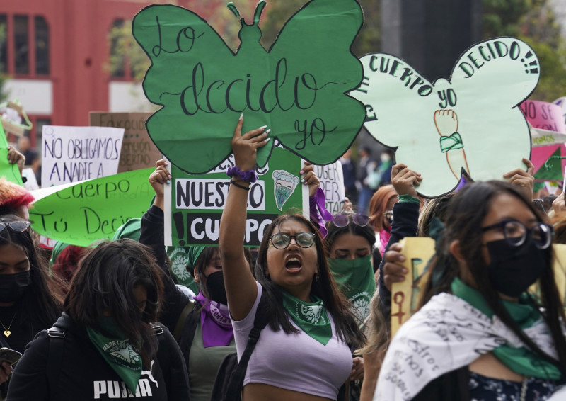 Una mujer sostiene un cartel con un mensaje que dice "Lo decido yo", mientras se une a una marcha exigiendo abortos legales, gratuitos y seguros para todas las mujeres, con motivo del Día Internacional del Aborto Seguro, en la Ciudad de México, el 28 de septiembre de 2022.