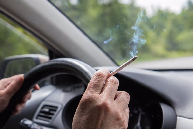 Persona que fuma en el vehículo.