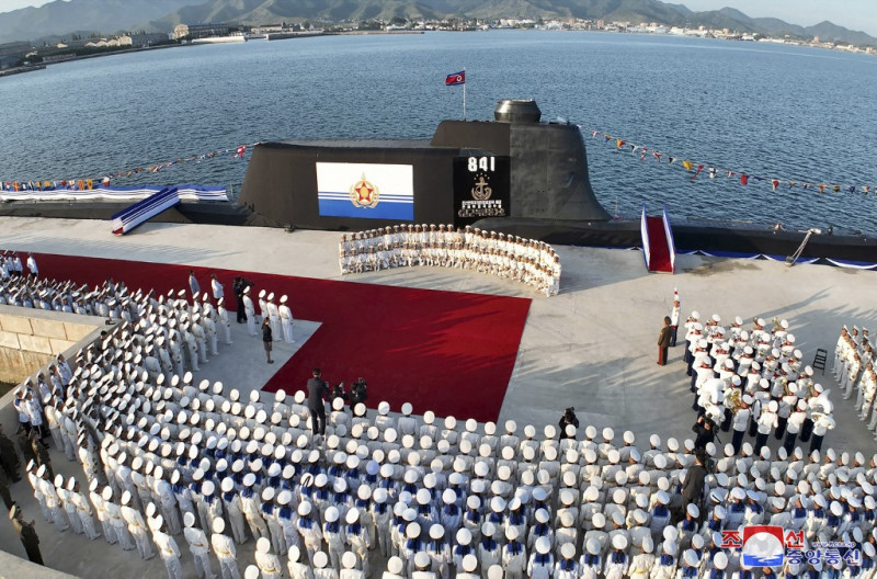 Esta foto tomada el 6 de septiembre de 2023 muestra la ceremonia de presentación del nuevo submarino nº 841, bautizado como Hero Kim Kun Ok, en un lugar no revelado de Corea del Norte