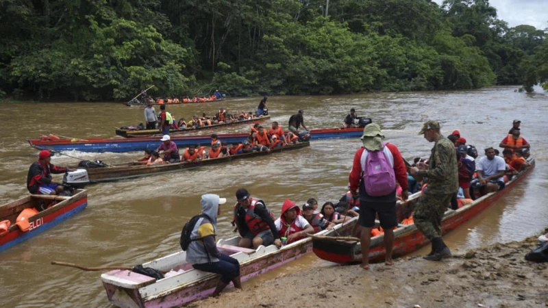 Migrantes llegan en bote a la Estación Temporal de Asistencia Humanitaria, en Lajas Blancas, Darién, Panamá, el 18 de agosto de 2023.