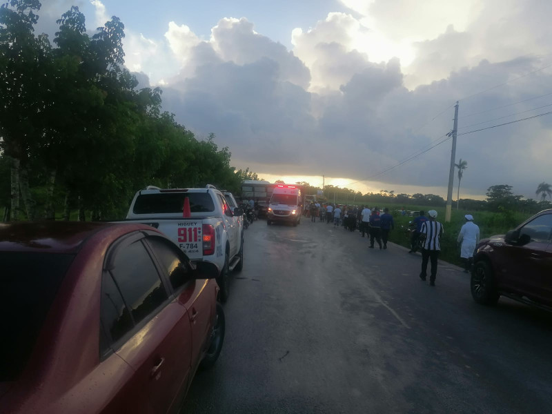 Imágenes de la carretera de Higüey-La Otra Banda donde tuvo lugar el accidente de tránsito la mañana de este sábado.