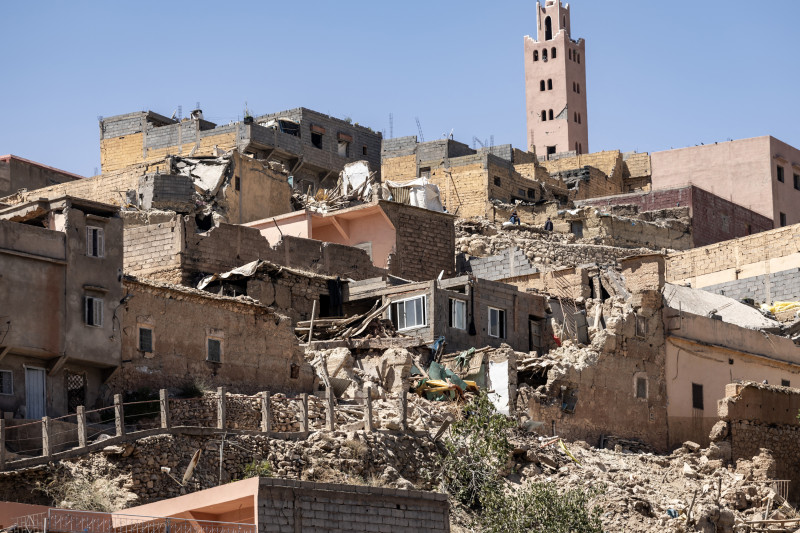 El minarete de una mezquita se encuentra detrás de casas dañadas o destruidas después de un terremoto en Moulay Brahim, provincia de Al-Haouz.