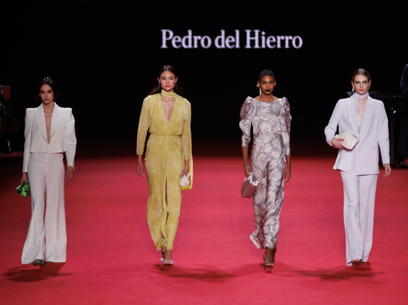 Varias modelos caminan por la pasarela en el desfile de la colección otoño-invierno 2023-2024 de la firma Pedro del Hierro el 15 de febrero de 2023, en Madrid (España).