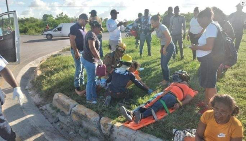 Otro accidente dos autobuses amarillos del transporte turístico ocurrió esta tarde en el cruce de Riu, en Bávaro.