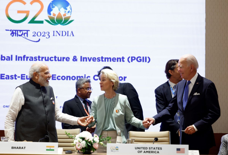 El presidente estadounidense Joe Biden (derecha), el primer ministro indio Narendra Modi (izquierda) y la presidenta de la Comisión Europea, Ursula von der Leyen, durante un evento en el marco de la cumbre del G20.