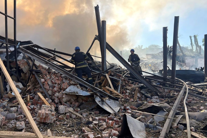 Operarios trabajan en la extinción de un incendio tras una ataque ruso sobre la ciudad de Krivói Rog, en Ucrania, el 8 de septiembre de 2023.