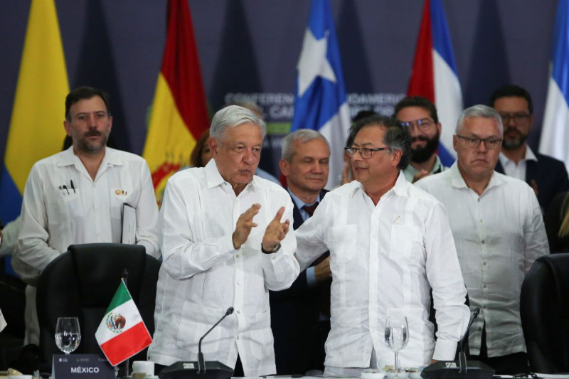El presidente mexicano Andrés Manuel López Obrador, a la izquierda, aplaude mientras el presidente de Colombia, Gustavo Petro, a la derecha, observa durante la clausura de la Conferencia Latinoamericana y del Caribe sobre Drogas, en Cali.
