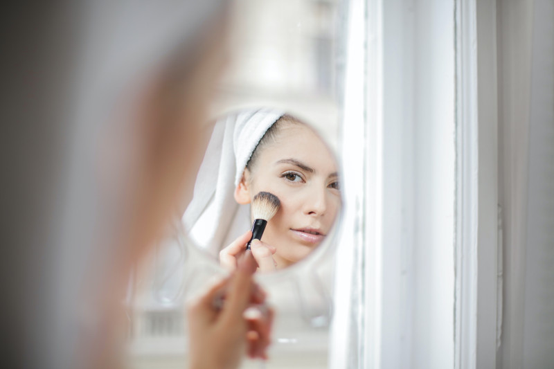 El maquillaje natural no solo se preocupa por el bienestar de la piel, sino también por la sostenibilidad ambiental.