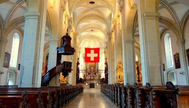 Fachada interior de una iglesia suiza.