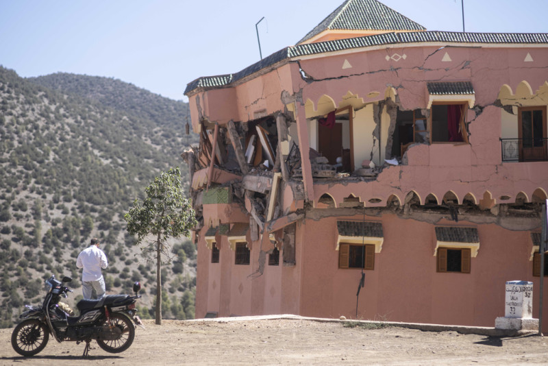 Un hombre de pie junto a un hotel dañado por un sismo en el poblado de Moulay Brahim, cerca del epicentro del sismo, a las afueras de Marrakech, Marruecos, el sábado 9 de septiembre de 2023.