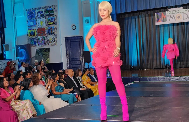 La famosa muñeca Barbie desfiló en Nueva York de la mano de la diseñadora dominicana Giannina Azar en la Semana de la Moda.
