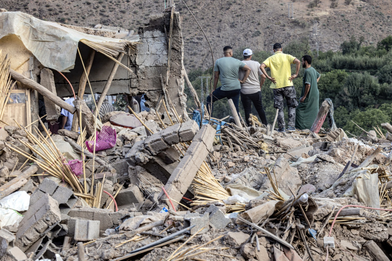 La gente busca entre los escombros tras el mortal terremoto de magnitud 6,8 del 8 de septiembre en la aldea de Imi N'Tala, cerca de Amizmiz, en el centro de Marruecos.