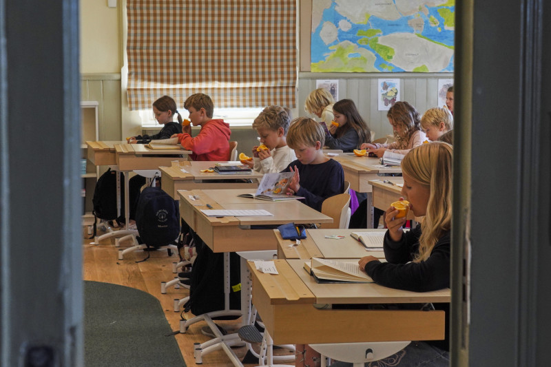 Alumnos leen en la escuela primaria de Djurgardsskolan en Estocolmo, Suecia, el jueves 31 de agosto de 2023.  Cuando los niños pequeños regresaron a la escuela en Suecia el mes pasado, muchos de sus maestros hicieron un nuevo hincapié en los libros impresos y dedicaron menos tiempo a las tabletas.