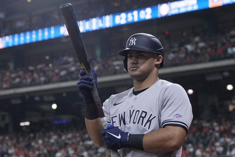 El dominicano Jasson Domínguez de los Yanquis de Nueva York hace su debut en las mayores apareciendo en el círculo de espera antes de su turno ante los Astros de Houston, en el juego disputado en Houston. Viernes 1 de septiembre de 2023.