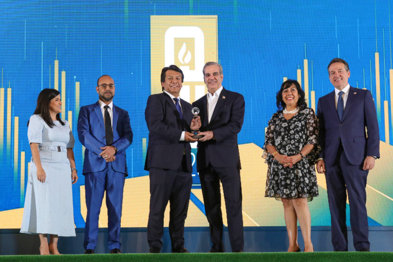 Biviana Riveiro, Erodis Diaz, Arturo Marroquín, presidente Luis Luis Abinader, María Cecilia Rozas e Ito Bisonó