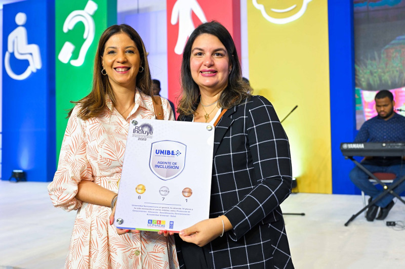 Rectora de Unibe, Odile Camilo Vincent, y titular de la cátedra Unesco de inclusión, Yira Vargas, reciben reconocimiento RD Incluye.