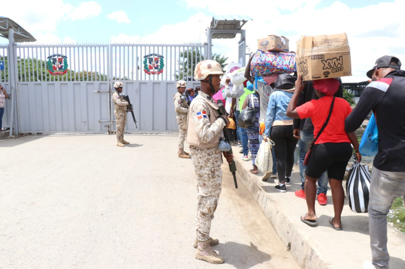 Cientos de haitianos abandonan el territorio dominicano por la parte de la frontera