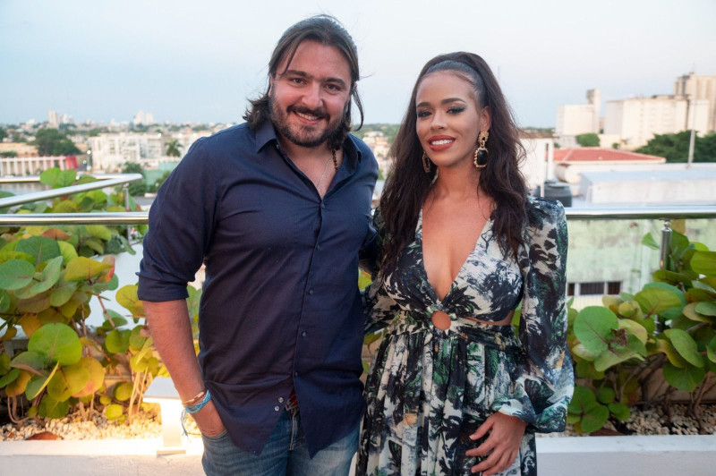 El actor colombiano Andrés Sandoval, de la serie "La reina del flow", y la artista dominicana Erika Lane compartirán protagónico en "La cantante del Caribe"